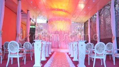 婚礼大厅的内部装饰为客人准备。 仪式和婚礼的漂亮房间。 婚礼的概念。 奢华